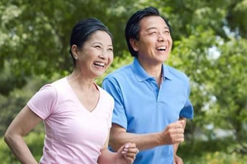 Muốn sống hạnh phúc ở tuổi trung niên, hãy buông bỏ những điều này