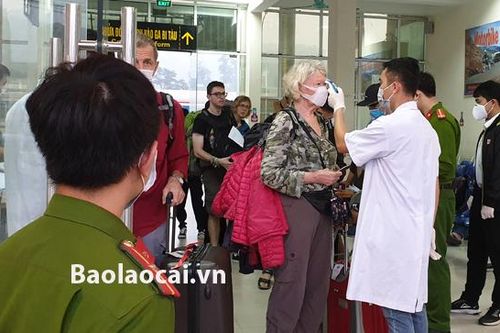 Triển khai kiểm tra sức khỏe hành khách đi tàu tại ga Lào Cai