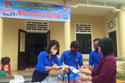 Đổi rác thải nhựa lấy khẩu trang