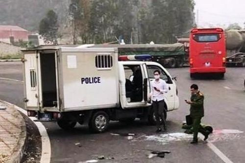 Nổ lốp ô tô chở phạm nhân, 1 cán bộ công an hy sinh