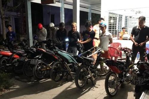 Chặn gần 100 quái xế đua xe trên QL1A, nhiều kẻ dương tính ma túy