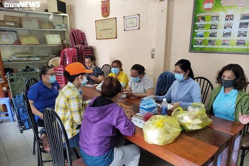 Chuẩn bị cơm hộp, khẩu trang cho hơn 1.000 người trong chung cư bị phong tỏa ở TP.HCM