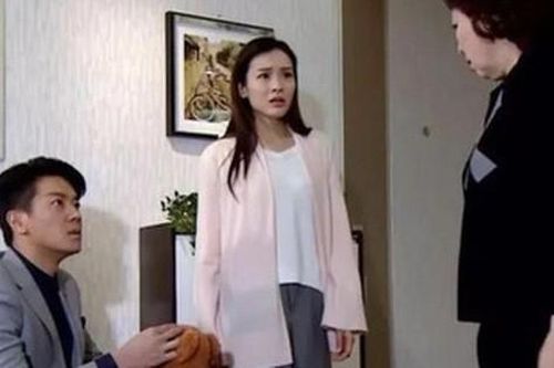 Mẹ chồng bóng gió khi thấy con dâu đi làm tóc để con cho chồng bế, sau hối hận khi người này lên tiếng