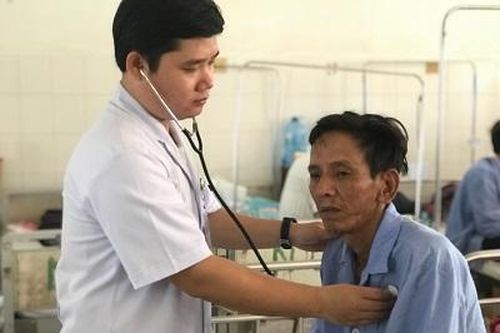 Lấy hàm răng giả móc vào hầu họng do bệnh nhân tự... nuốt