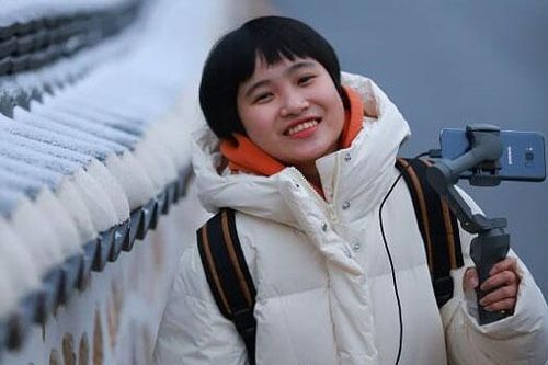 Cô gái vẽ tranh về 14 ngày sống trong khu cách ly và những bộ nhật ký 'gây sốt'