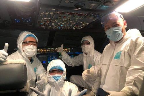 Khách bay từ châu Âu về phải đo thân nhiệt, phi hành đoàn mặc bảo hộ y tế