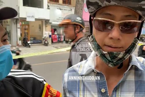 Vào chốt 141, đối tượng tự tin cười tươi trò chuyện, vẫn bị lộ gói heroin