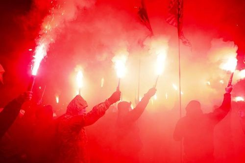 Người biểu tình ném pháo sáng vào Đại sứ quán Nga ở Kiev