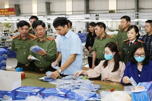 Lãnh đạo Bộ Công an kiểm tra, động viên công tác cung ứng khẩu trang chất lượng tốt