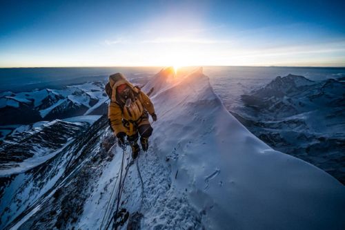 Cấm leo đỉnh Everest để phòng lây nhiễm Covid-19