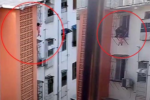 Trẻ bị treo nguy hiểm ở cửa sổ tầng 4