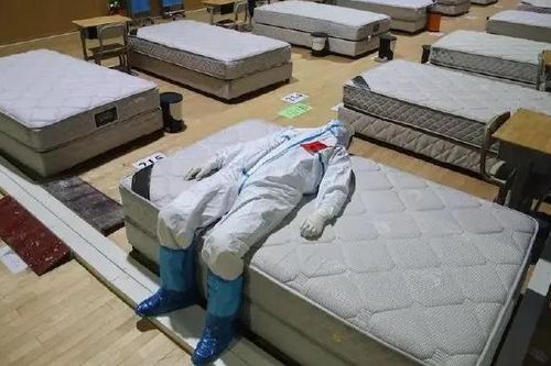 Xúc động hình ảnh bác sĩ ngả lưng lần cuối ở bệnh viện dã chiến Vũ Hán
