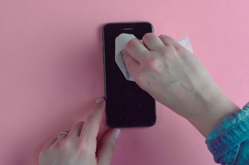 Có nhất thiết phải vệ sinh điện thoại mùa dịch?