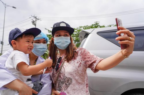 Hai mẹ con từ Hàn Quốc được về nhà sau 14 ngày cách ly