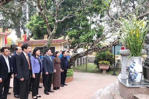 Lãnh đạo Thành phố dâng hương tưởng nhớ Bí thư Thành ủy Hà Nội đầu tiên