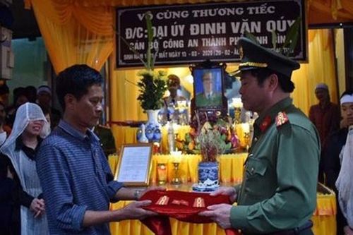Thăng cấp bậc với cán bộ công an hy sinh khi dẫn giải phạm nhân