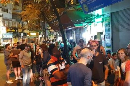 Khách tây không đeo khẩu trang, vô tư nói cười trên phố cổ Hà Nội