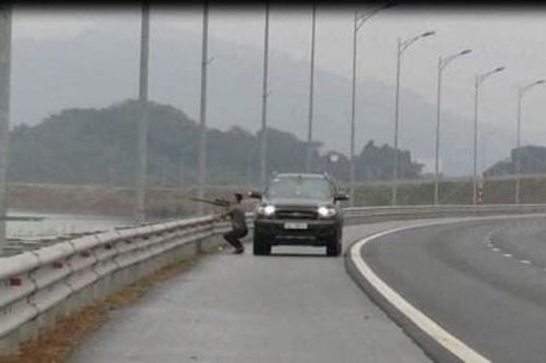 Người đàn ông tùy tiện dừng ô tô trên cao tốc để... bắn chim
