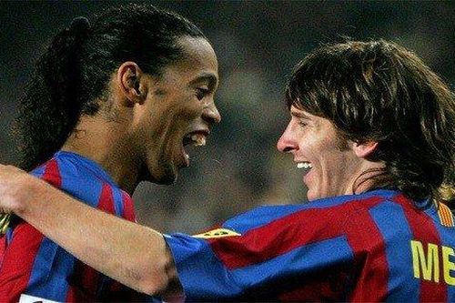 Messi nói gì trước thông tin chi 4 triệu euro để cứu Ronaldinho khỏi cảnh tù tội?