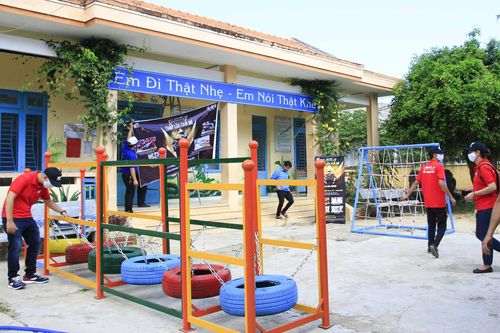 Trao nhiều phần quà, công trình cho Trường Tiểu học số 1 Ninh Ích
