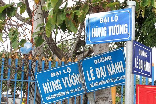 Thừa biển báo tên đường
