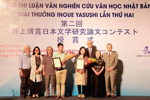 Thi viết luận văn nghiên cứu văn học Nhật Bản