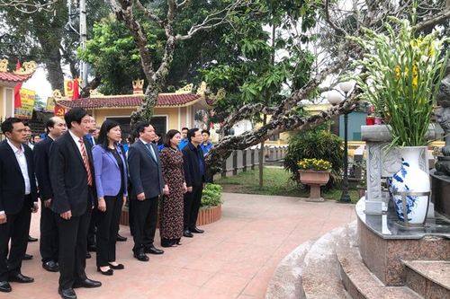 Dâng hương tưởng nhớ đồng chí Đỗ Ngọc Du - Bí thư Thành ủy Hà Nội đầu tiên