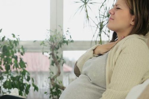 Xử trí đau họng khi mang thai không cần dùng thuốc
