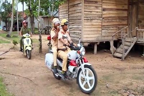 'Cầm tay chỉ việc' tuyên truyền an toàn giao thông