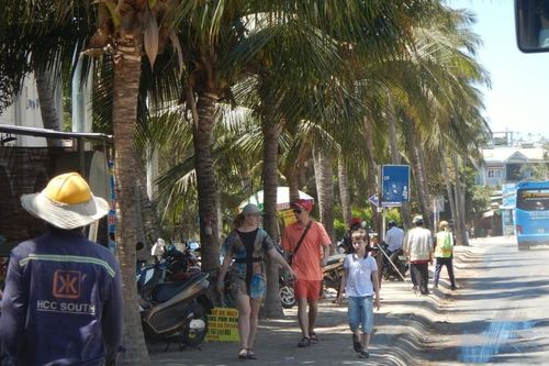 Mặc dịch Covid-19, khách Tây vẫn thản nhiên rong chơi ở biển Mũi Né