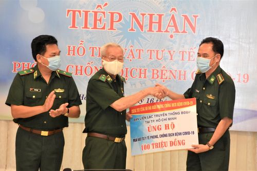 Hàng tỷ đồng thiết bị, vật tư y tế tặng Bộ đội biên phòng chống dịch Covid-19
