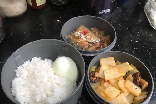 Thay vì ra ngoài ăn, dân văn phòng mang cơm trưa mùa dịch Covid-19