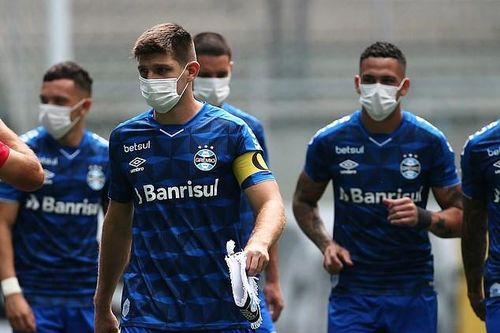 Bị ép thi đấu giữa dịch Covid-19, CLB Brazil đeo khẩu trang ra sân