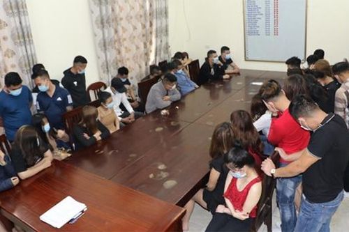 Hàng chục nam nữ phê ma túy nhảy múa trong quán hát