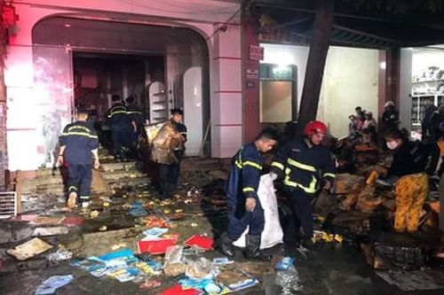 Giải cứu 2 người mắc kẹt trong đám cháy