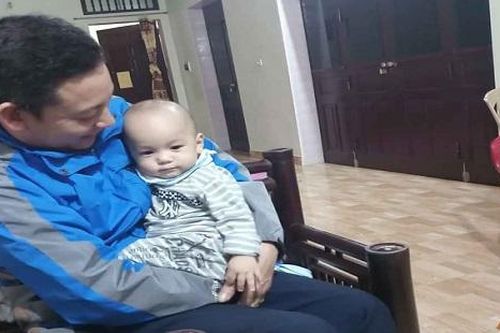 Bé trai một tuổi bị bỏ rơi dưới chân tượng Quan Âm