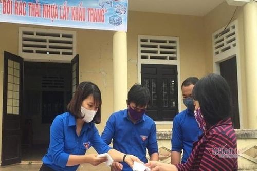 Thanh niên Quảng Trị đổi rác thải nhựa lấy khẩu trang phòng Covid-19