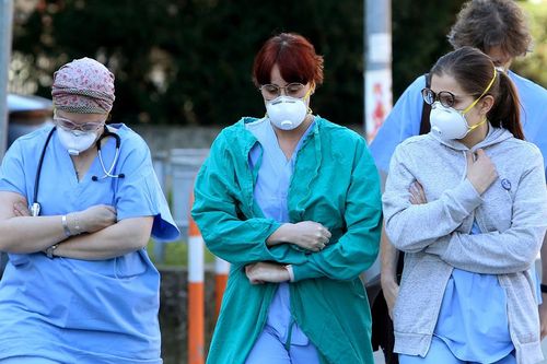Người dân ra ban công vỗ tay đồng loạt cổ vũ y bác sĩ chống dịch