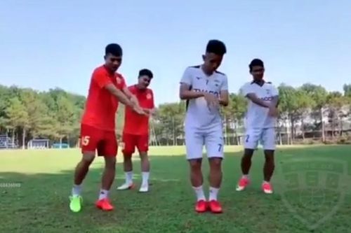 Hồng Duy và đồng đội nhảy 'Ghen Cô Vy' cực chất