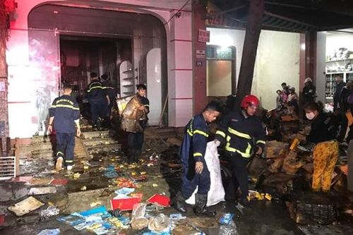 Giải cứu cụ bà và 1 thanh niên mắc kẹt trong khói... thuốc lá