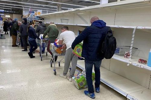 Hiệp hội Bán lẻ Anh khuyến nghị người dân không hoảng loạn