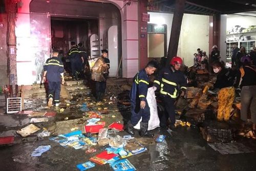 Cảnh sát giải cứu cụ bà cùng nam thanh niên mắc kẹt trong ngôi nhà 3 tầng bốc cháy