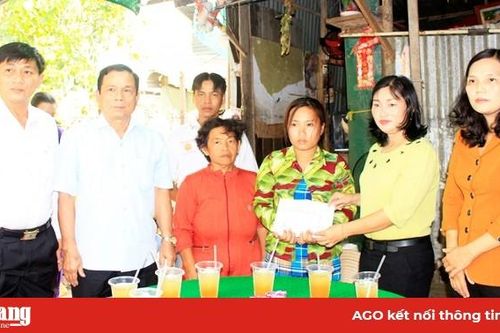 Lãnh đạo TP. Long Xuyên thăm gia đình 2 học sinh đuối nước