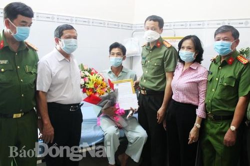 Bộ trưởng Bộ Công an khen ngợi công an xã truy bắt tội phạm
