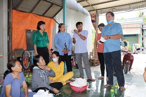 Lãnh đạo Ủy ban Mặt trận Tổ quốc Việt Nam tỉnh biểu dương hội viên phụ nữ may, phát khẩu trang vải miễn phí cho người dân để phòng dịch bệnh Covid-19