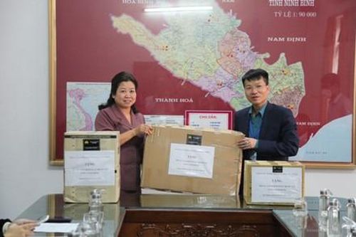 Công ty TNHH Thương mại An Triết trao tặng quần áo phòng hộ và khẩu trang y tế