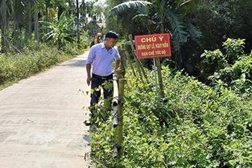 Nhiều hộ dân sống thấp thỏm bên bờ sông sạt lở