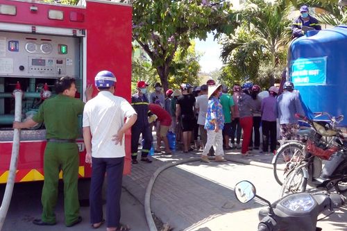 Cảnh sát PCCC chở nước ngọt ứng cứu người dân vùng hạn mặn