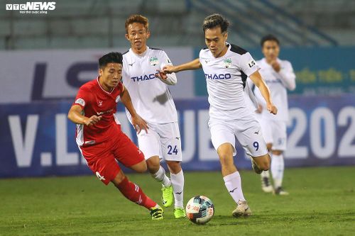 Văn Toàn bứt tốc 'xé gió', Bùi Tiến Dũng, Quế Ngọc Hải vất vả theo sau