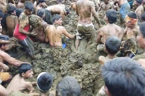 Clip: Tin rằng có thể ngừa Covid-19, dân Ấn Độ đua nhau tắm phân bò
